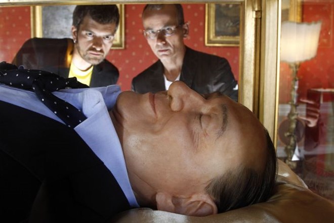 Sanje Italijanov: Na razstavi Berlusconijevo "truplo" z roko v hlačah in nasmeškom na ustih