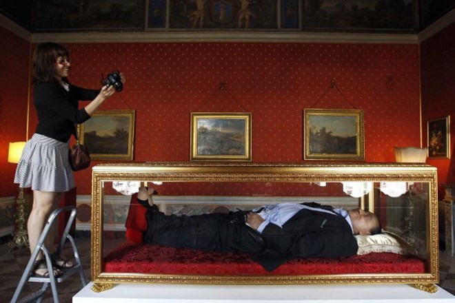 Sanje Italijanov: Na razstavi Berlusconijevo "truplo" z roko v hlačah in nasmeškom na ustih