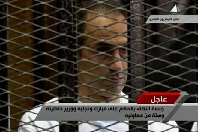 Je pa sodišče nekdanjega egiptovskega predsednika in njegova dva sinova Alo in Gamala (na fotografiji) oprostilo obtožb...
