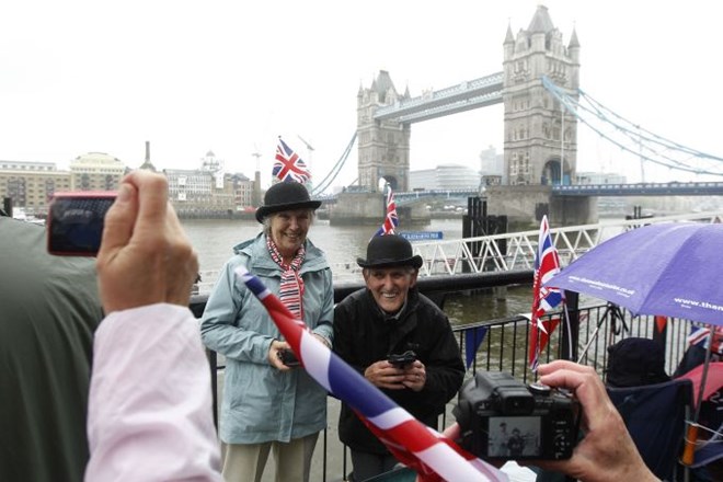 Vrhunec praznovanja ob 60-letnici vladanja kraljice: Po Temzi kar tisoč plovil
