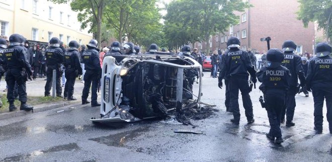 Foto: "Vojna" na hamburških ulicah - spopadi med neonacisti, antifašisti in policijo