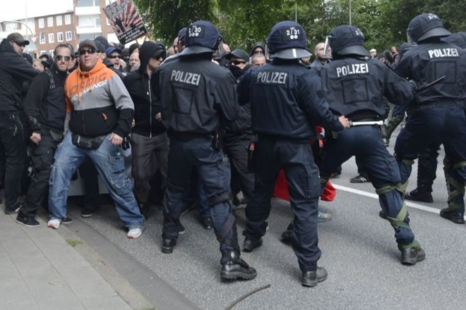 Foto: "Vojna" na hamburških ulicah - spopadi med neonacisti, antifašisti in policijo