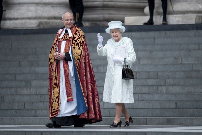 Foto: Londončani so med sprevodom navdušeno pozdravili Elizabeto II.