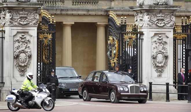 Foto: Londončani so med sprevodom navdušeno pozdravili Elizabeto II.