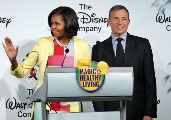 Prva dama ZDA Michelle Obama z izvršnim direktorjem Disneya Robertom A. Igerjem.
