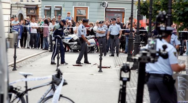 Foto: Bombni tehniki v sumljivem kovčku sredi Ljubljane našli jedilni pribor