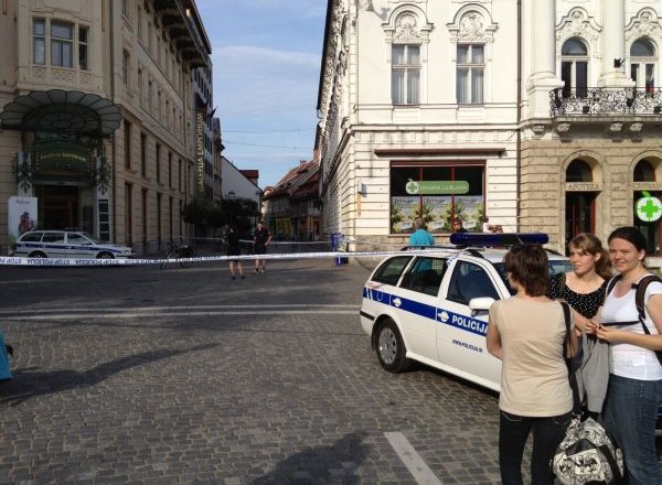 Foto: Bombni tehniki v sumljivem kovčku sredi Ljubljane našli jedilni pribor