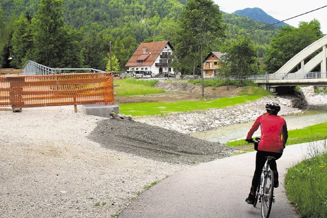 Gradnja kolesarske brvi v Gozdu - Martuljku je končana. Kolesarji pa bodo  morali Savo še vedno prečkati po nevarnem in sila...