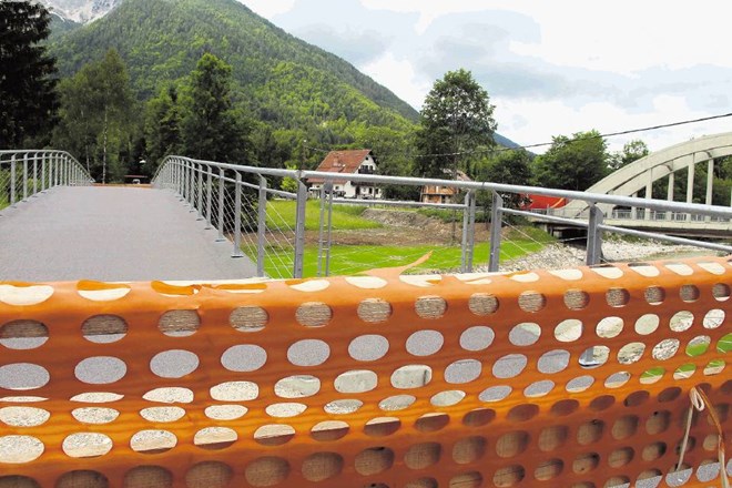 Kolesarski most zgrajen, a bo vse poletje neuporaben