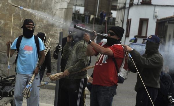 Foto: Španski rudarji pregnali policiste z domačimi "bazukami"