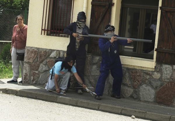 Foto: Španski rudarji pregnali policiste z domačimi "bazukami"