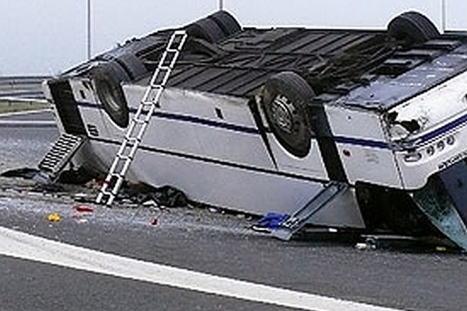 Nesreča češkega avtobusa: Vsi poškodovani izven smrtne nevarnosti, umrl tudi voznik