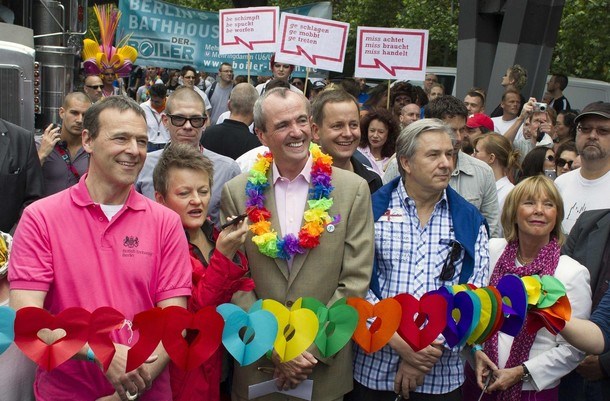 Parade so se udeležili tudi berlinski župan Klaus Wowereit (drugi z desne), poleg njega ameriški veleposlanik v Nemčiji...