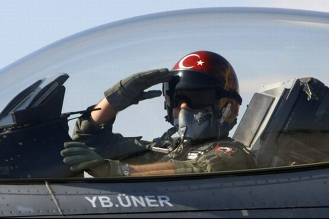 Letalo, ki naj bi preizkušalo turška sistema radarjev in protiletalske obrambe ter ni bilo oboroženo, je Sirija sestrelila 20...