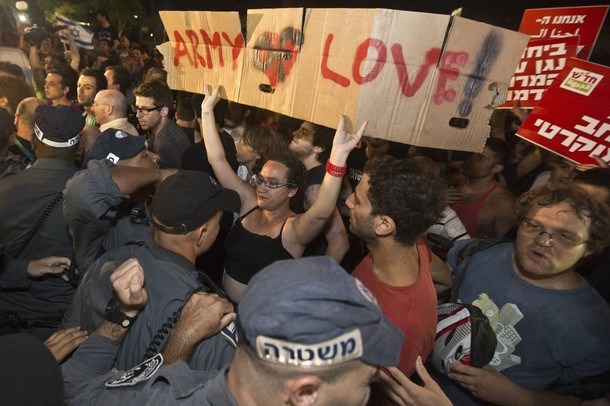 Foto: Protestniki v Tel Avivu sinoči razbijali okna bank, policija aretirala 85 ljudi