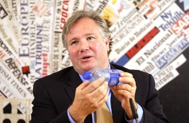 John Arthur Eaves na tiskovni konferenci v Rimu s stekleničko vode ponazarja, kaj se je dogajalo s Costo Concordio.