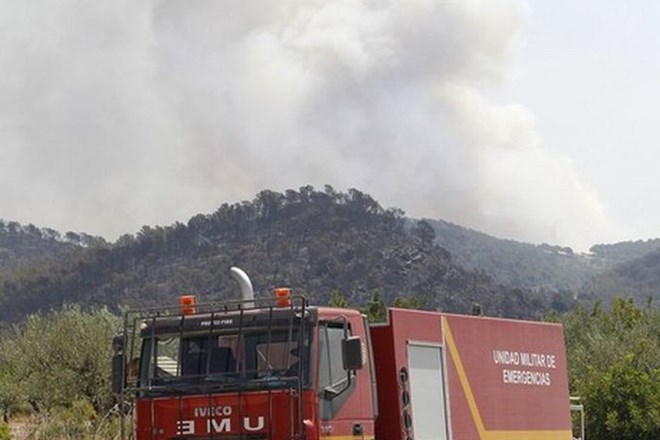 Foto: Španski gasilci se še vedno borijo z požarom pri Valenciji, ki je terjal smrtno žrtev