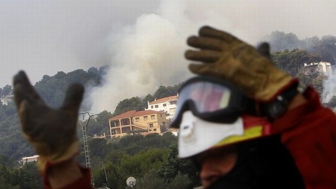 Foto: Španski gasilci se še vedno borijo z požarom pri Valenciji, ki je terjal smrtno žrtev