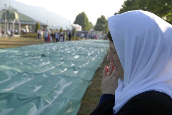 Incident v Srebrenici: neznanci v predsednika organizacijskega odbora vrgli steklenico