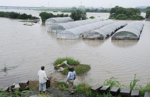 Poplave in plazovi na Japonskem terjali prek 20 žrtev, na tisoče ljudi odrezanih od sveta