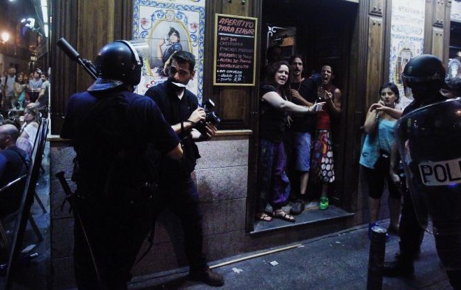 Foto: Španska policija z gumijastimi naboji nad protestnike: Država nam krade!