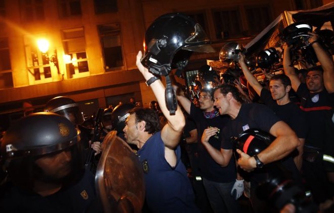 Foto: Španska policija z gumijastimi naboji nad protestnike: Država nam krade!