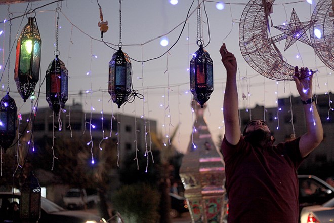 Foto: Muslimanski svet začenja ramadan. Ramadan kareem!