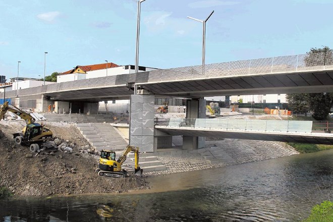 Komisija ljubljanske upravne enote bo v četrtek opravila tehnični pregled novega dvonivojskega mostu pri Cukrarni.