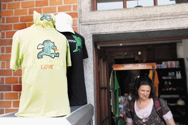 V nakupovalne vrečke turistov najpogosteje  romajo majice z natisnjenim ljubljanskim zmajčkom.