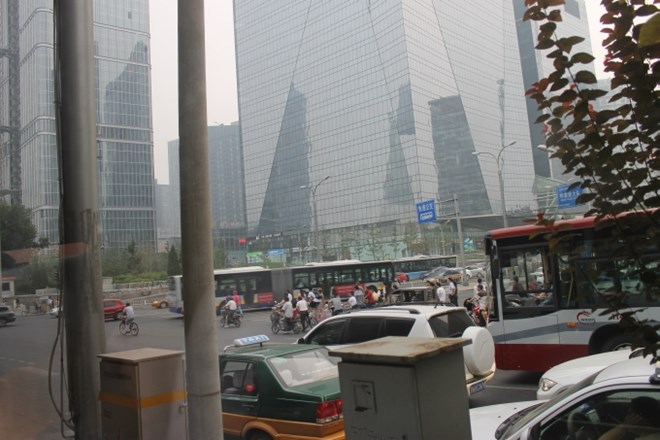 Mestni vrvež sredi sivega Pekinga zahteva posebne veščine voznikov, posebej kolesarjev. Veliko med njimi je opremljenih z...