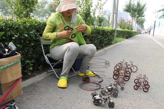 Da so kolesa zanimiva turistom, so seveda Kitajci ugotovili že zdavnaj. Iz žičke izdelana kolesa, ki jih na poti proti...