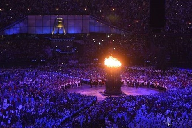 Po skoraj štiriurni prireditvi je sedem neznanih mladih britanskih športnikov družno prižgalo olimpijski ogenj.