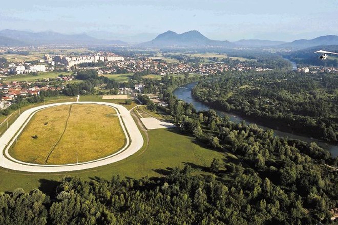 V ljubljanskem konjeniškem klubu so dejali, da je nova podlaga jahališča, ki jo je  kupil Šport Ljubljana, neustrezna.