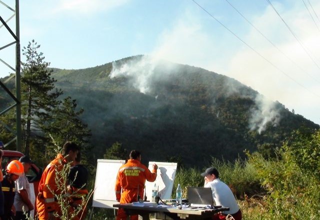 Foto: Primorsko Sveto Goro je zajel požar, gasilci se še borijo z ognjenimi zublji