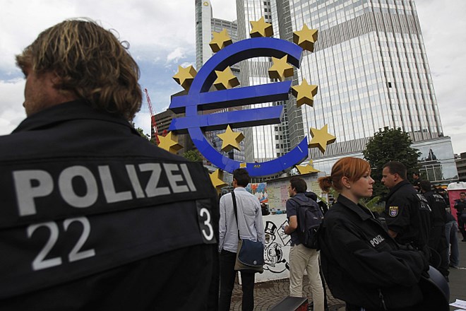 Frankfurtska policija odstranjuje protestnike in šotore.