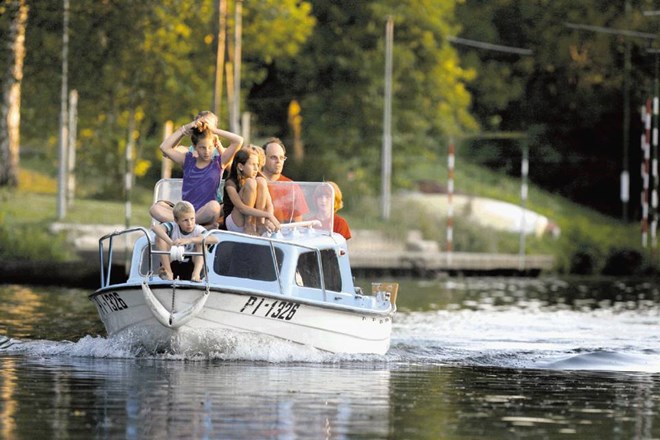 Do leta 2004 je bila plovba po Ljubljanici uradno prepovedana, še danes je status številnih plovil nejasen.