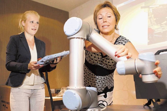 Svetlana Vinogradova (desno) zagotavlja, da je skrb delavcev,  da bi zaradi robotov izgubili delovno mesto, odveč: »To so...