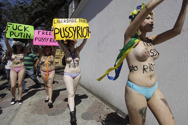 Foto: Podpornike Pussy Riot lovijo po ulicah in zapirajo v pripore