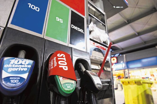 Polnjenje avtomobilskega rezervoarja za gorivo po današnji podražitvi naftnih derivatov postaja že pravcato razkošje.