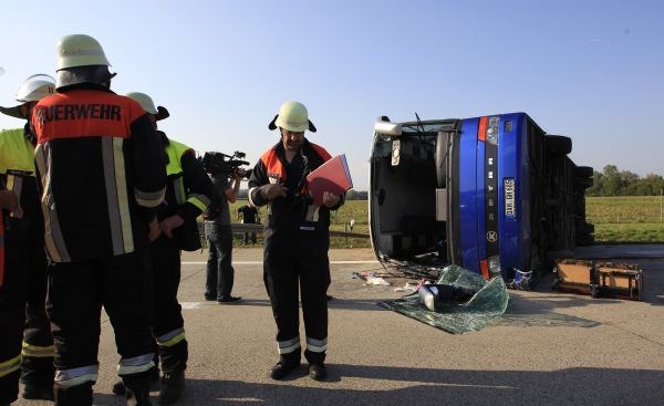 Foto: V hudi nesreči avtobusa v Nemčiji ranjenih najmanj 30 otrok