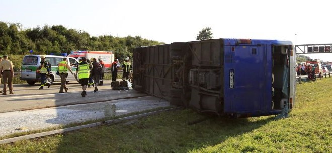 Foto: V hudi nesreči avtobusa v Nemčiji ranjenih najmanj 30 otrok
