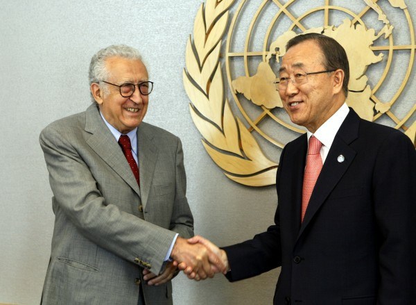 Nov posebni odposlanec Združenih narodov in Arabske lige za Sirijo Lakhdar Brahimi (levo) in generalni sekretar ZN Ban Ki...