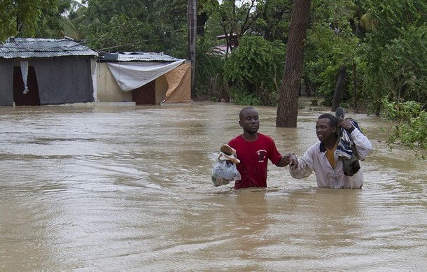 Tropska nevihta Isaac, ki jo je spremljalo obilno deževje, je danes na Haitiju zahtevala najmanj tri smrtne žrtve.