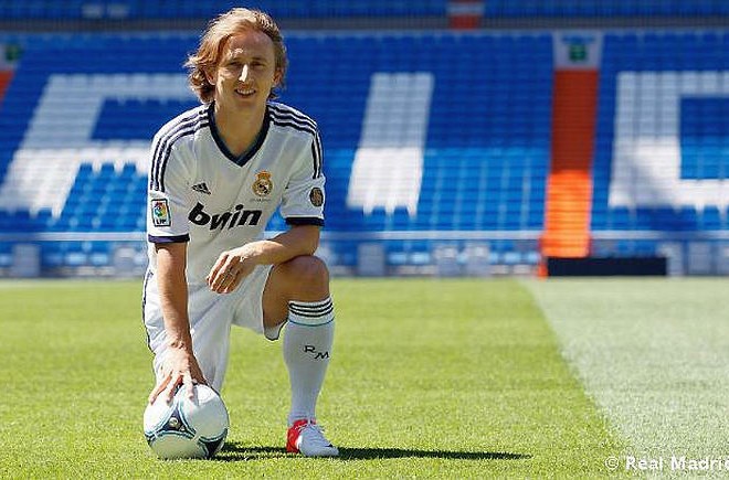 Luka Modrić se je danes predstavil navijačem Reala. V Madridu bo nosil dres s številko 19.