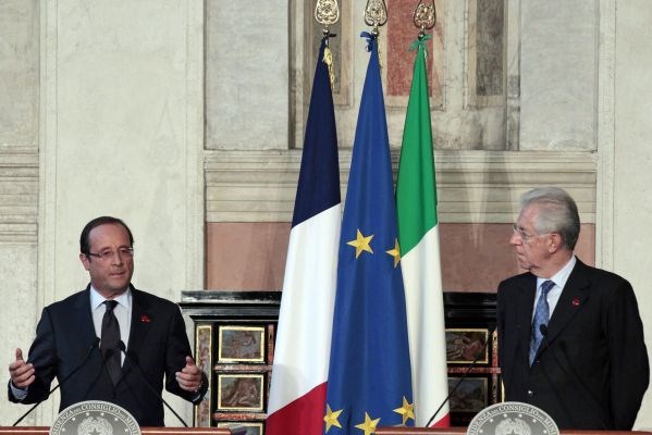 Francoski predsednik Francois Hollande (levo) in italijanski premier Mario Monti (desno).