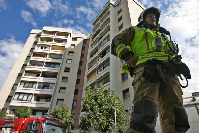 Foto: V požaru stanovanjskega bloka ena oseba huje poškodovana, škode za 50.000 evrov