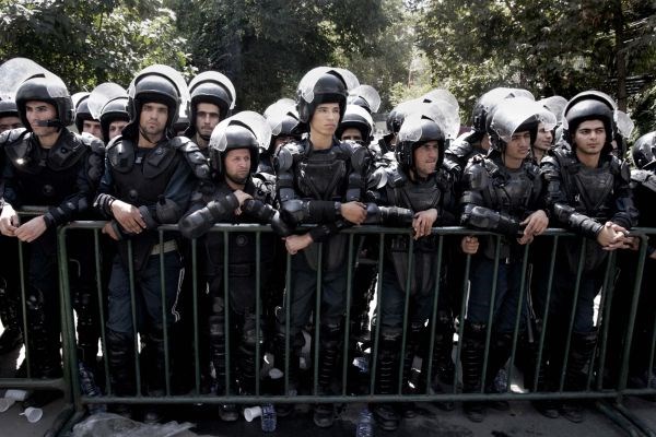 Posebne policijske enote v Teheranu so v pripravljenosti.