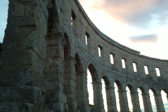 Foto in video: Ljubljanski gladiatorji dobili spektakel v puljskem amfiteatru