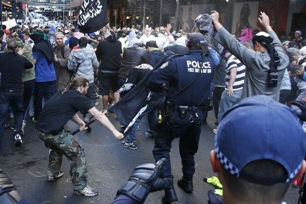 Nasilni protesti so izbruhnili tudi v Avstraliji.