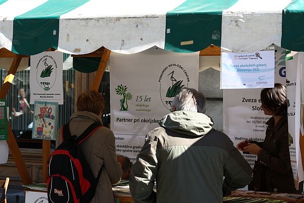 Foto: Na Prešernovem trgu pisani bazar nevladnih organizacij